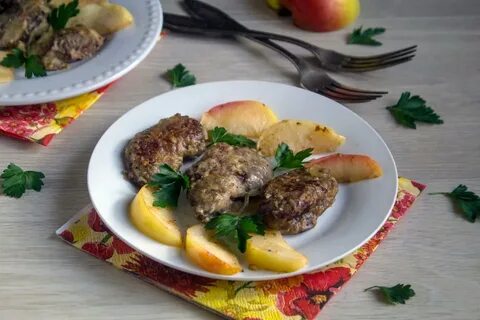 Печень с тушеными яблоками