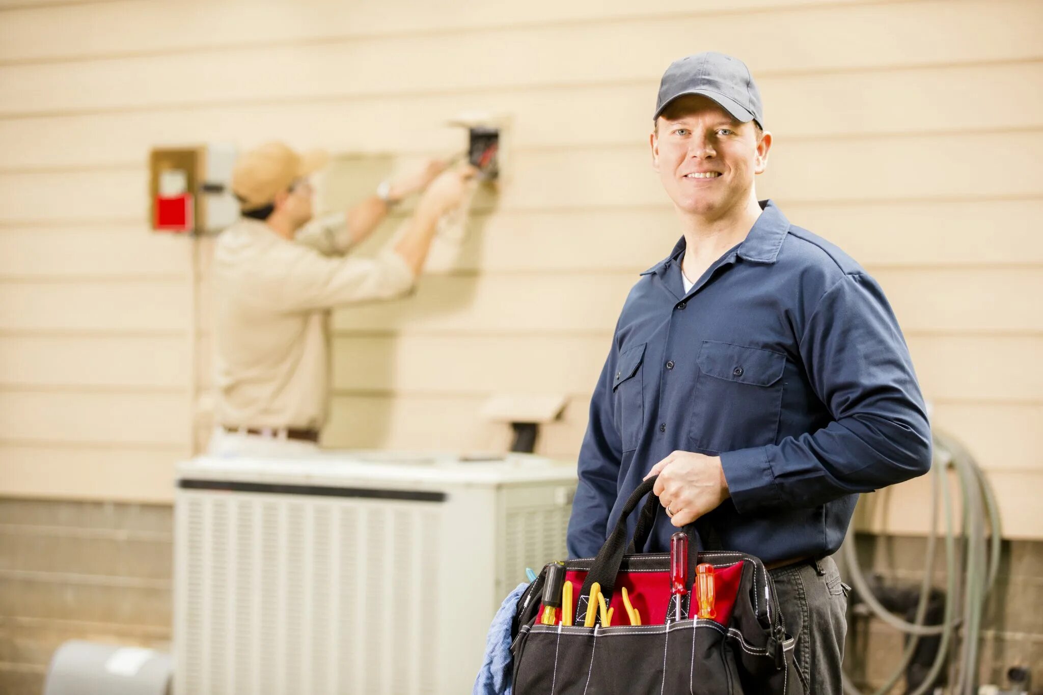 Работник вентиляции. Работники кондиционеров. Worker with Air Conditioner. Blue Collar worker.