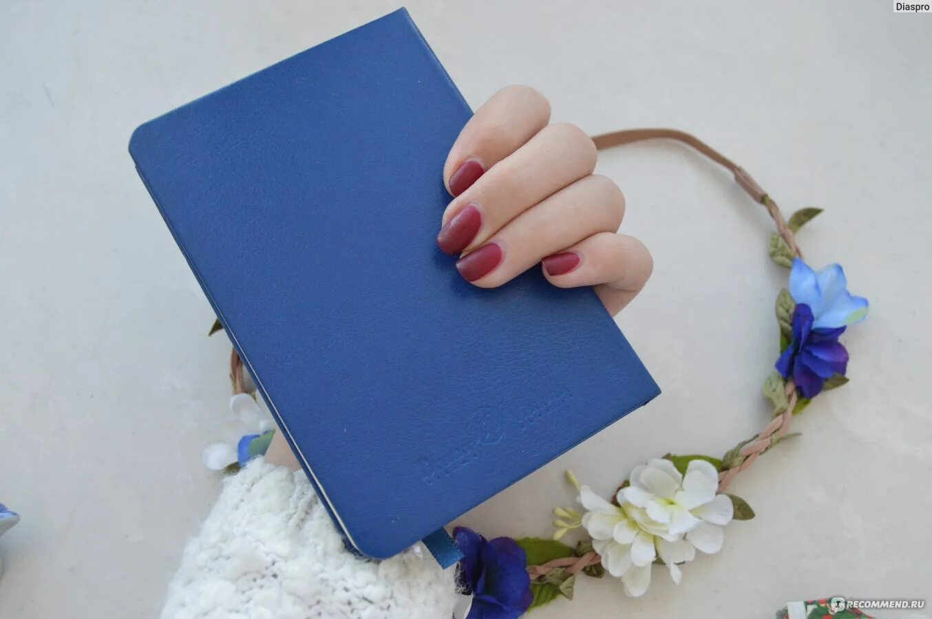 Синий помощник. Синий помощник. Собирает серо-синий иллюстрация векторная. Приспособление для одевания носков для инвалидов. Форма сотрудника прокуратуры.