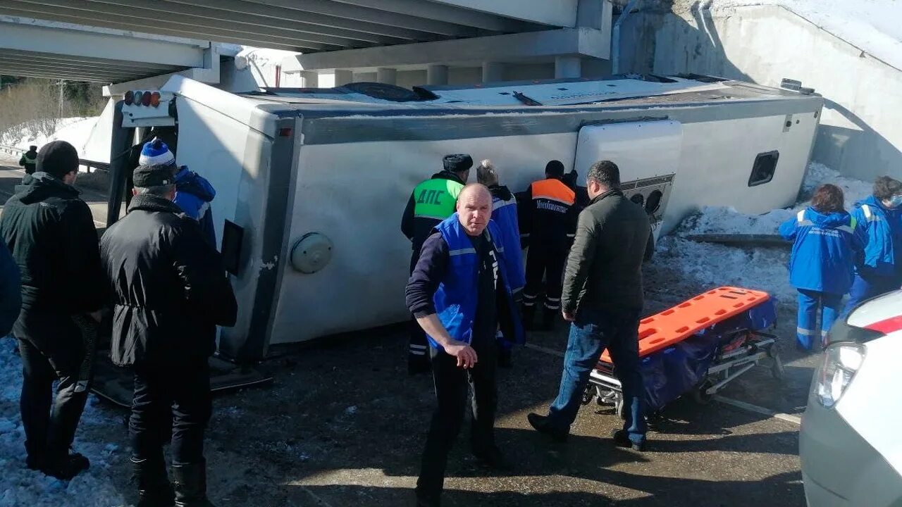 Лазурный автобус упал. В подмосковье автобус упал с эстакады. в подмосковье автобус упал с моста. авария в подмосковье с автобусом.