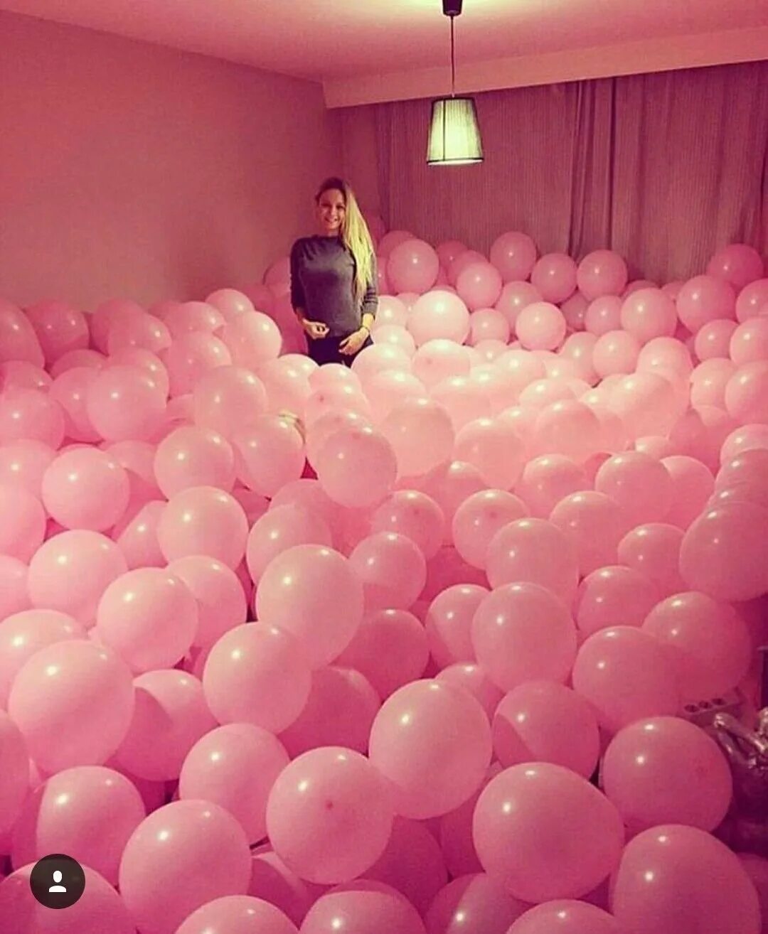 Сто шарами. Украшение комнаты шарами. Воздушные шары в комнате. Комната в шарах. Розовые шары.