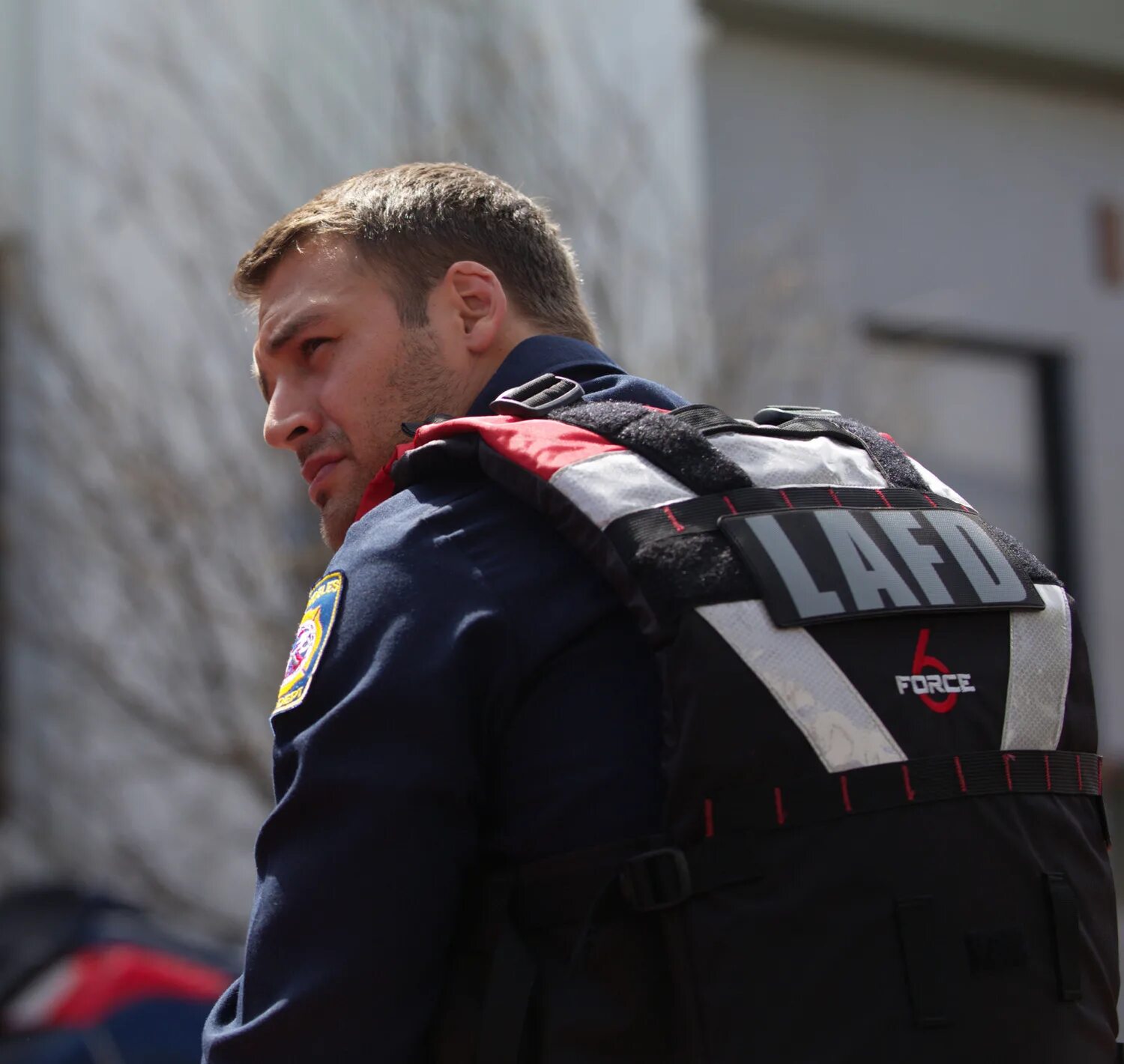 911 служба спасения сериал эдди. 9 1 1 служба спасения сериал 2018. 911 служба спасения 3 сезон. Эдди диас сериал 911. Эдди диас 911.