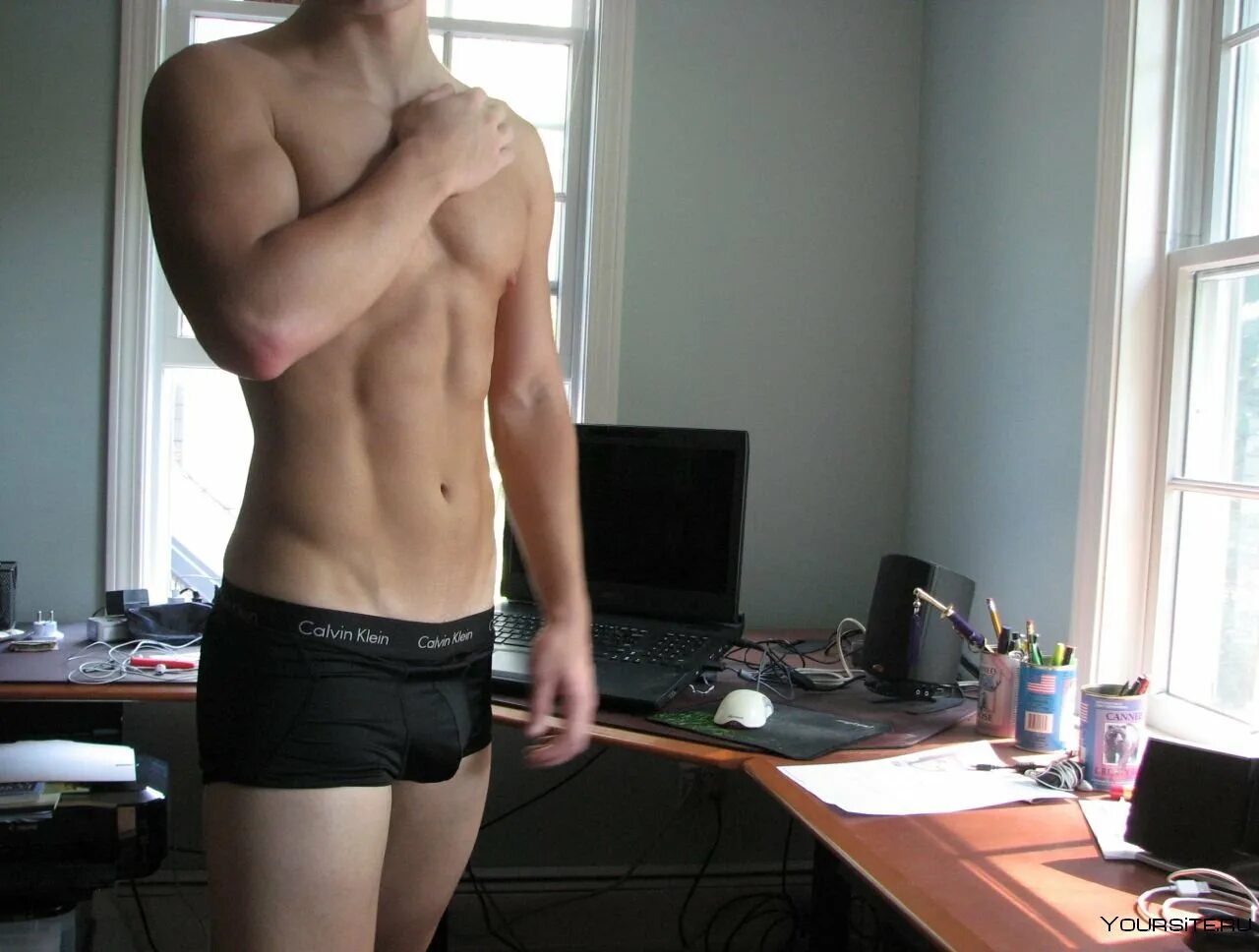 Фото парня 18 домашние. Парень в трусах домасбне. мужчина в трусах домашнее. парень в трассах без лица. домашние пацаны в трусах.