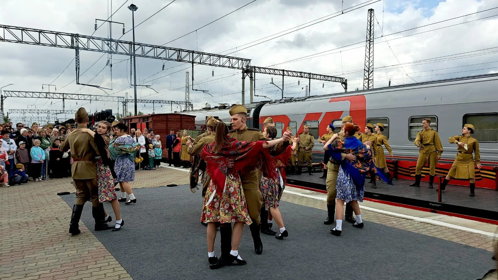 Поезд победы ставрополь билеты. Вокзал. Ретро поезд. Поезд Победы. Ретро поезд победа.