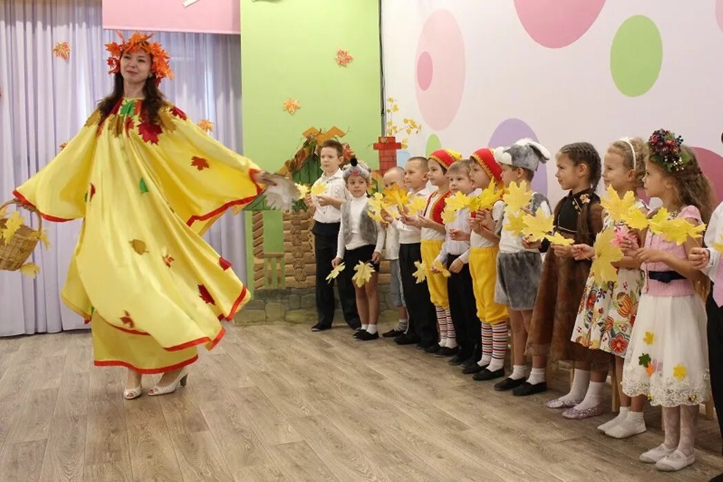 Праздник осени в детском. Осенний праздник в садике. Осенние праздники в детском саду. Осенний утренник в садике.