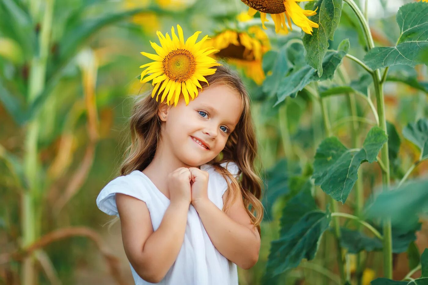 Детская солнечный. Девочка с подсолнухами. Подсолнух для детей. Дети в поле подсолнухов. Девочка с подсолнухами улыбается.