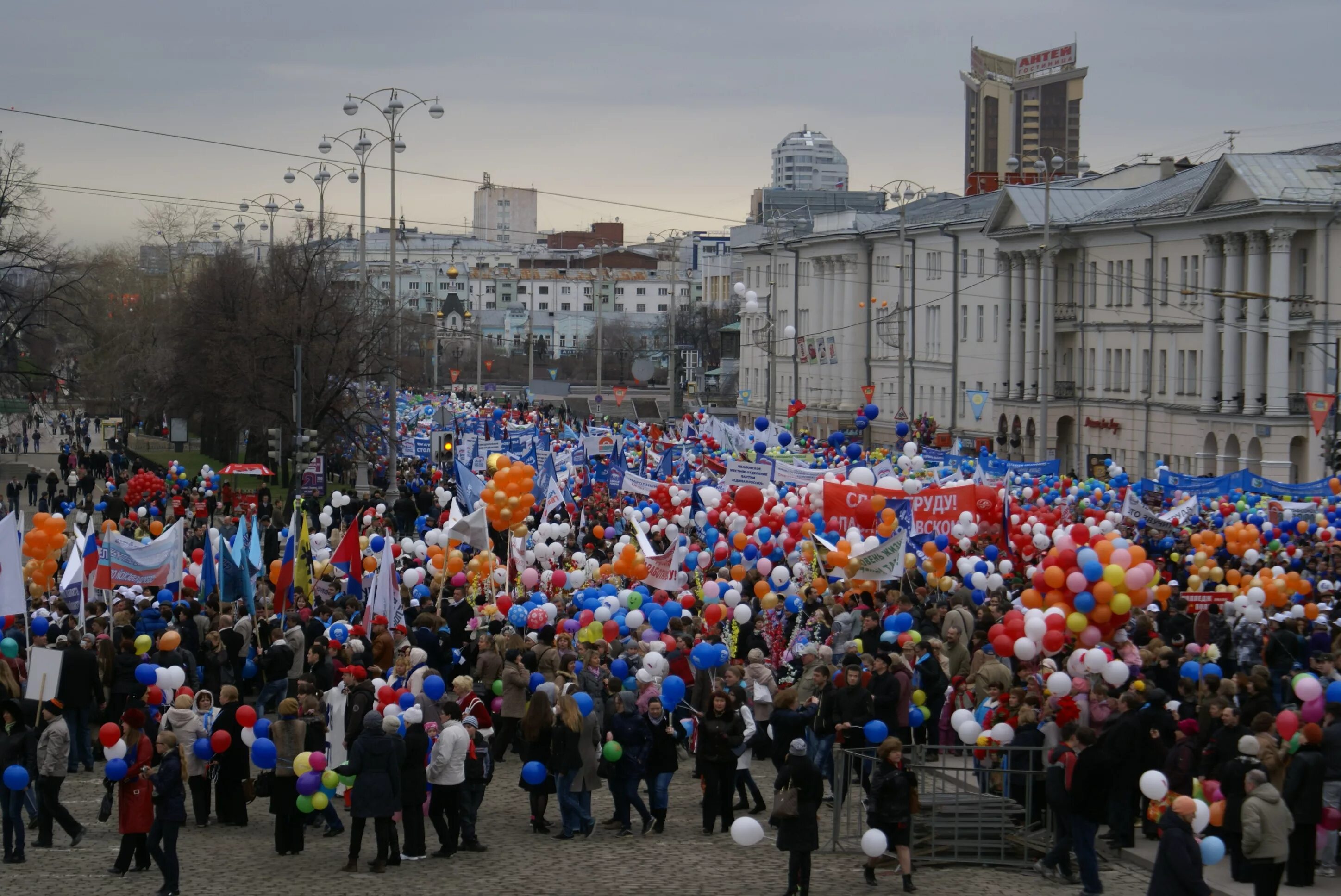 Мирная демонстрация. Мирные демонстрации в России. Майские демонстрации в России. Праздничная демонстрация.