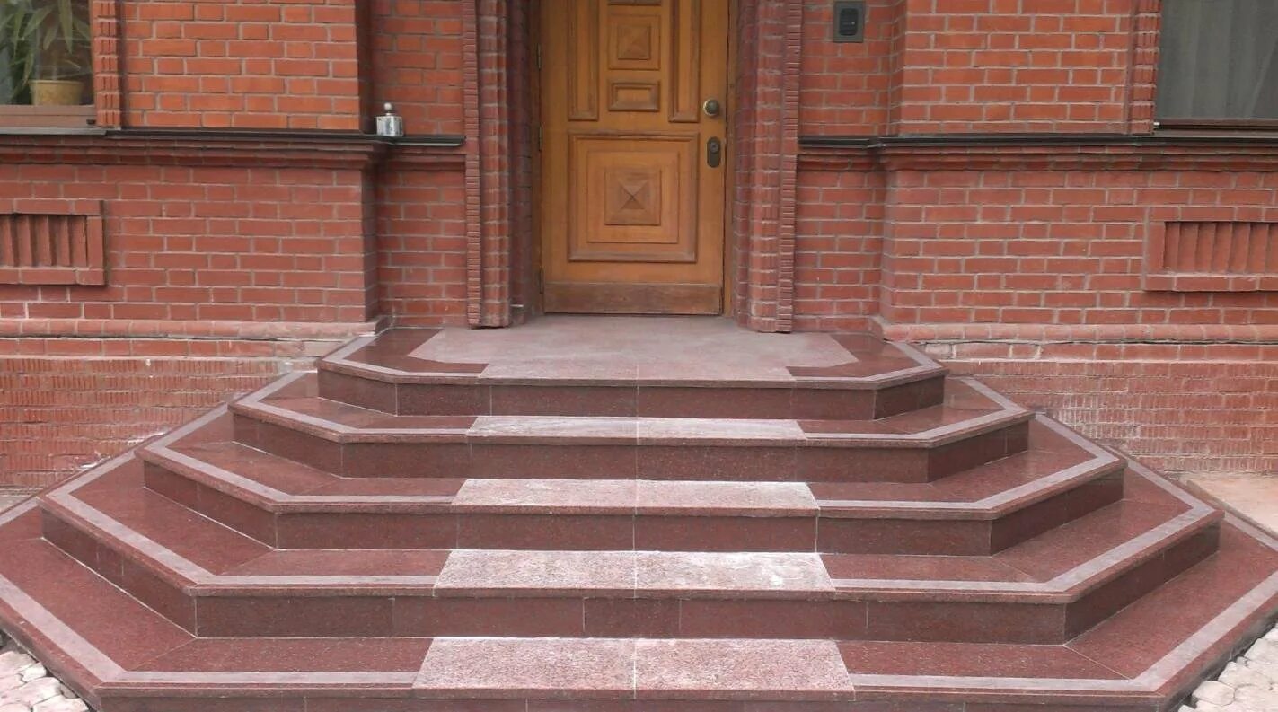 Входные ступеньки. Ступени арбет крыльцо. Входные ступеньки в дом красивые. Ступеньки для крыльца. Крыльцо улица.