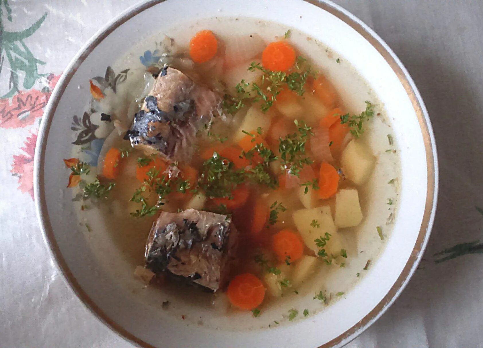 Приготовление супа из скумбрии. Суп из скумбрии. уха из скумбрии свежемороженой. уха из скумбрии. рыбный суп из скумбрии.