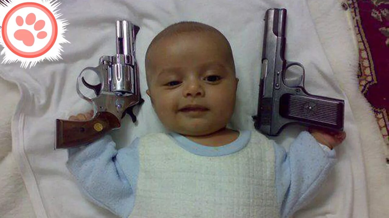Baby gun. Малыш с пистолетом. Оружие для детей. Пистолеты для детей. Младенец с пистолетом.