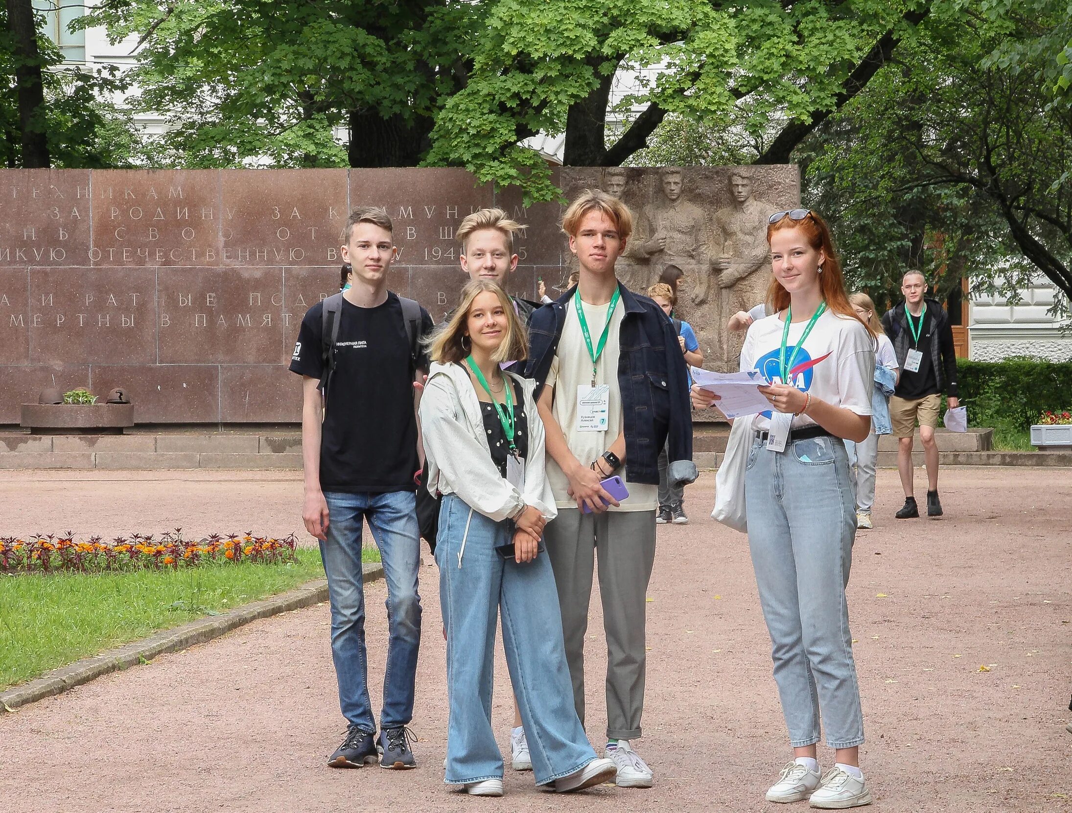 Летняя школа политеха. Политех летняя школа. Питерские школьники. Старшеклассники на фоне Питера. Новая летняя школа интенсивы.