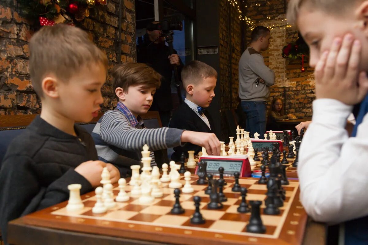 Играть в шахматы в шахматном клубе. Ищенко шахматы. Шахматы для детей. Фотографии шахмат. Дети играют в шахматы.