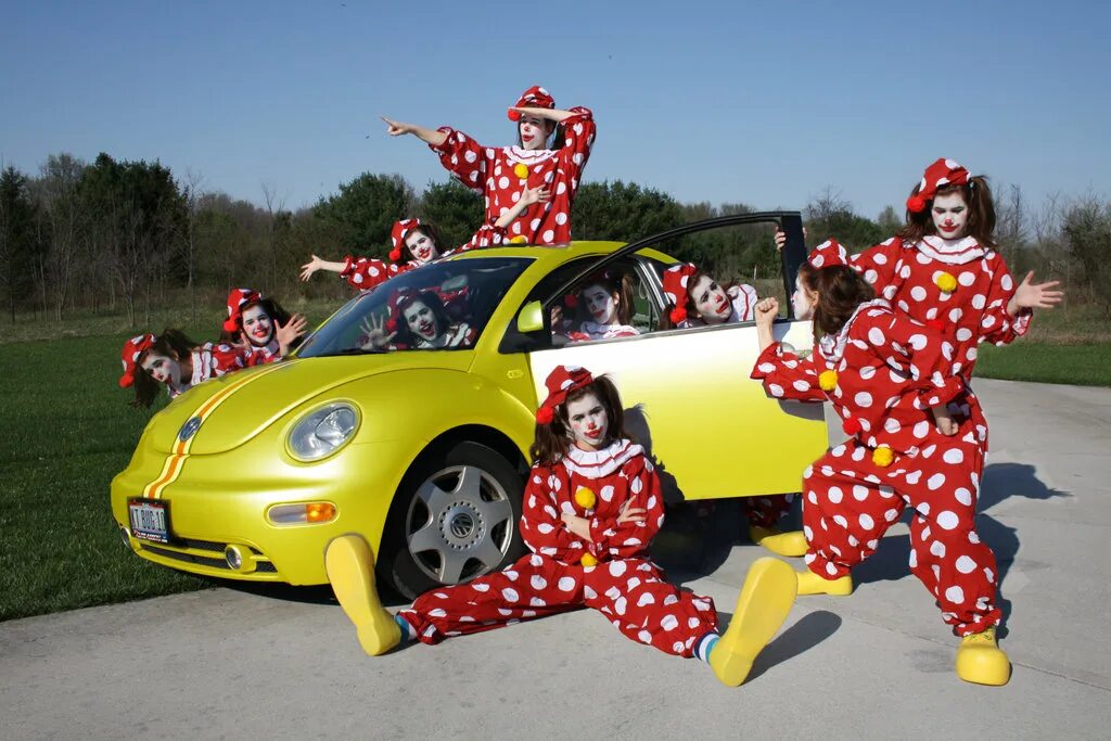 Imagine cars. Машина «клоун». Клоунская машина. Клоуны в маленькой машинке. Клонюуны в маленькой машинк.