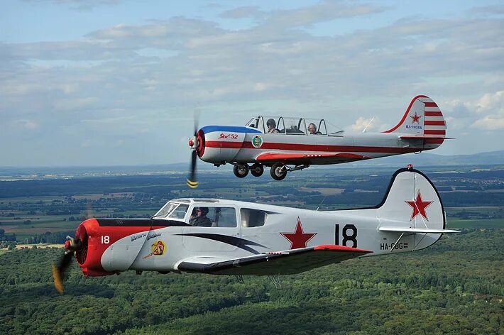 Крыло як 52. Самолёт як 52 сбоку. Самолёт як-18т. Як-52 ссср. Самолет як-52.