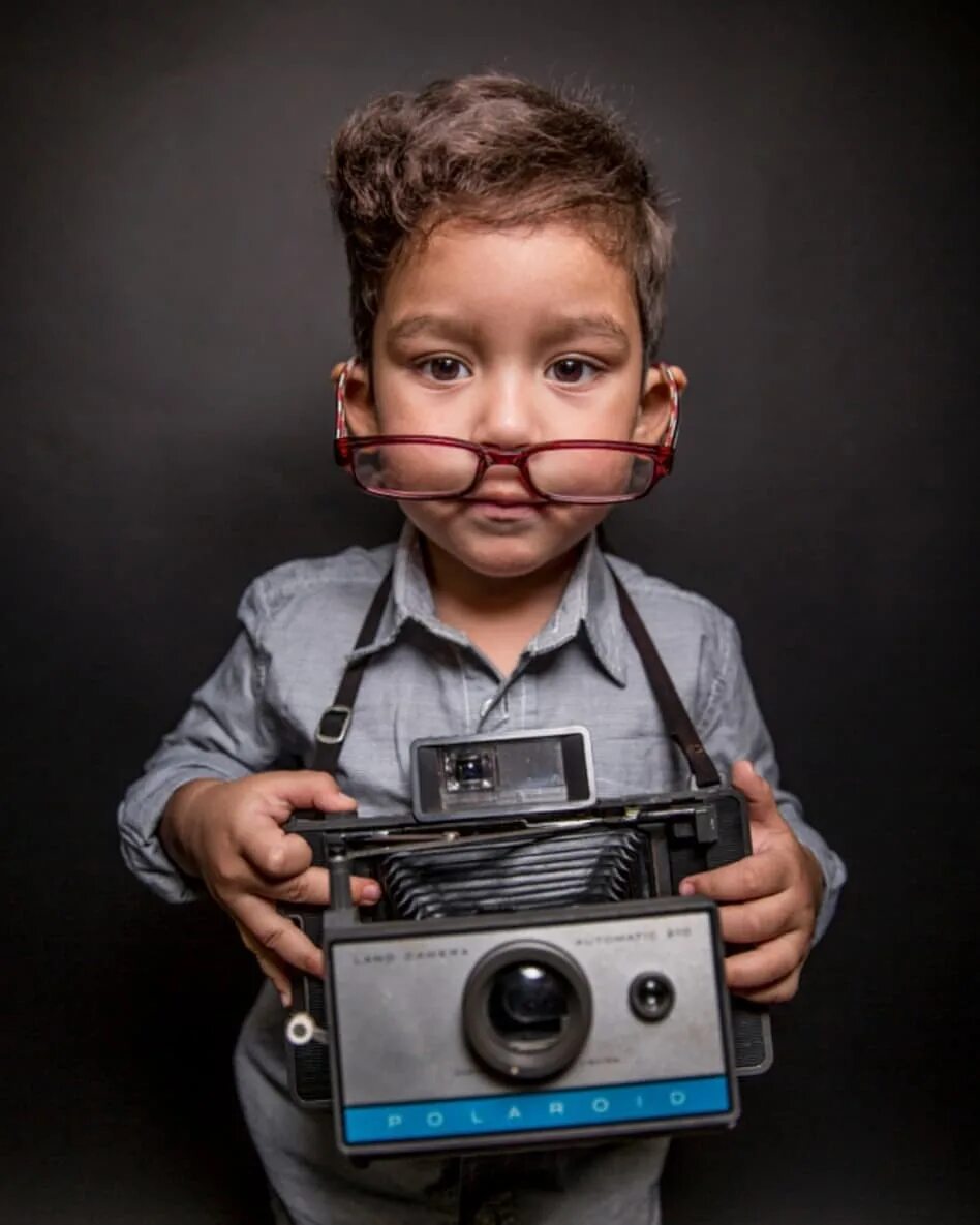 фотограф фотографирует. фотограф фотографирует природу. малыш фотограф. работа детским фотографом. фотограф с фотоаппаратом дети.