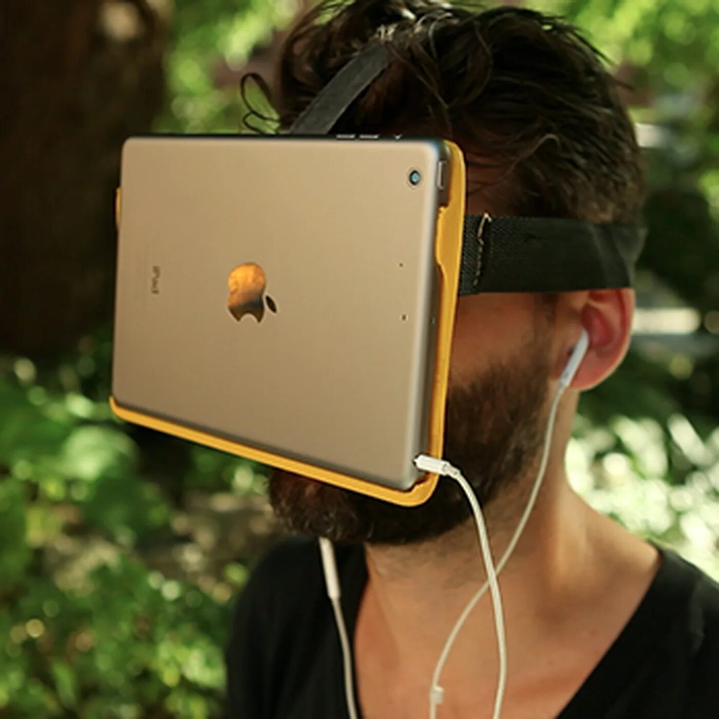 Эпл очки виртуальной реальности. VR от Apple. Виртуальные очки Apple. Телефон на голове.