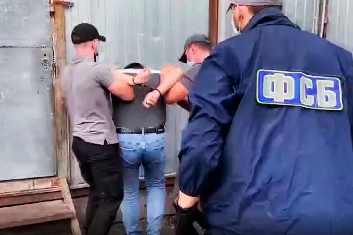 Был задержан во время. Фсб предотвратила теракт. фсб в городе задержание. задержание экстремистов в москве.