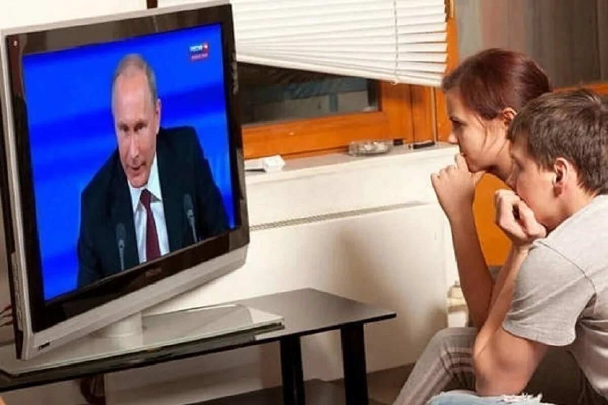 Потом телевизор. Путин по телеку. Путин по телевизору. Человек телевизор. Человек смотрит новости по телевизору.