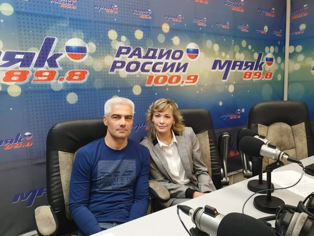 Новое радио воронеж. Радиостанция новое радио. 1+1 новое радио. 9. Ведущие тамбовское радио.