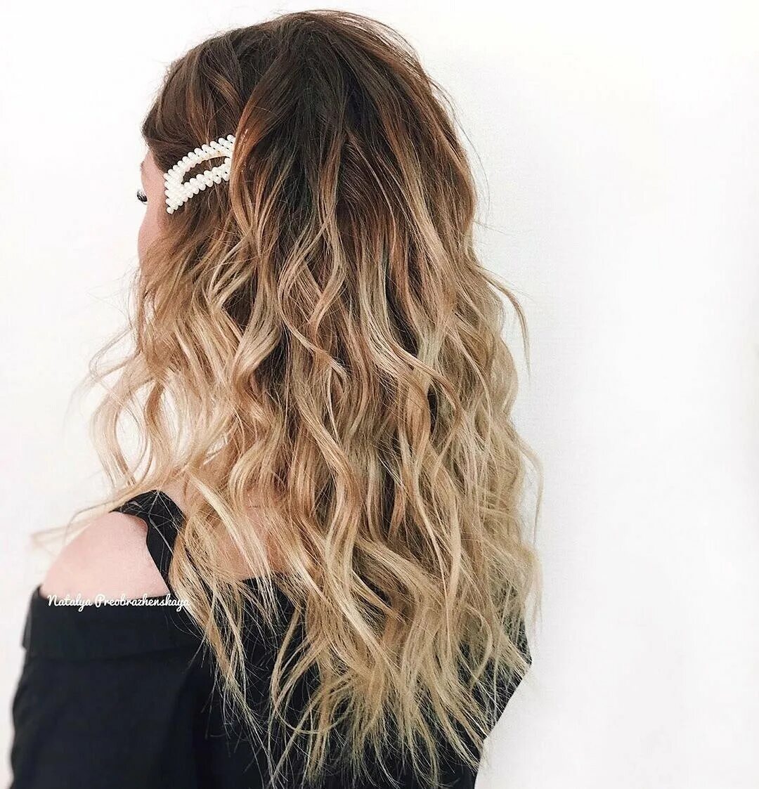 Прическа пляжные волны. Локоны beach waves. Небрежные кудри. Длинные светлые волнистые волосы. Пляжные локоны на длинные волосы.
