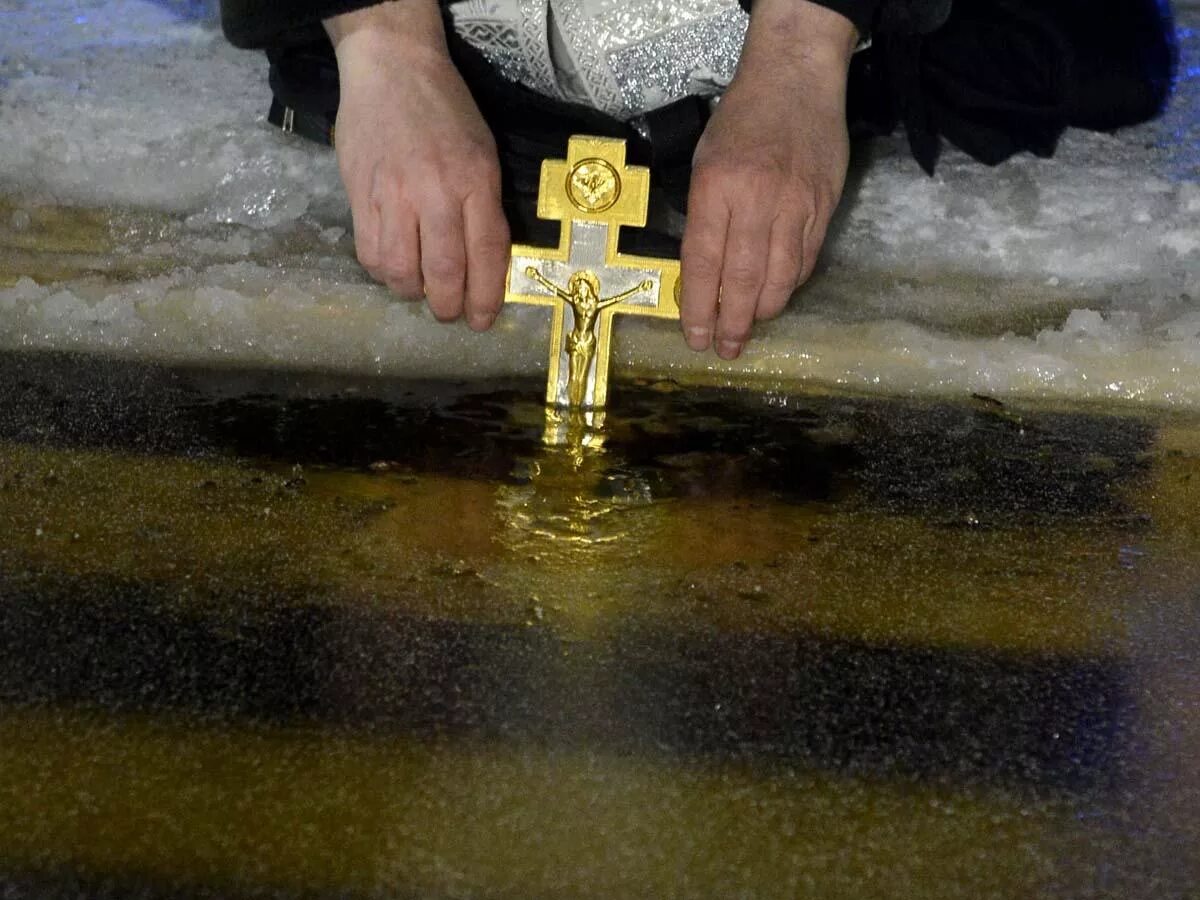 Дали святую воду. Крещение Господне Святая вода. С Крещением Господним 19 января. Крещенские купания. Крещенская купель.