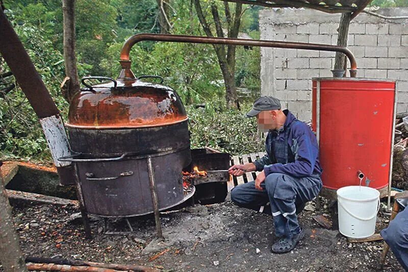 Рябину срубил по пьянке на дрова. Самогонный аппарат на дровах. Самогоноварение в лесу. Самогонный аппарат на улице. Самогон на дровах.