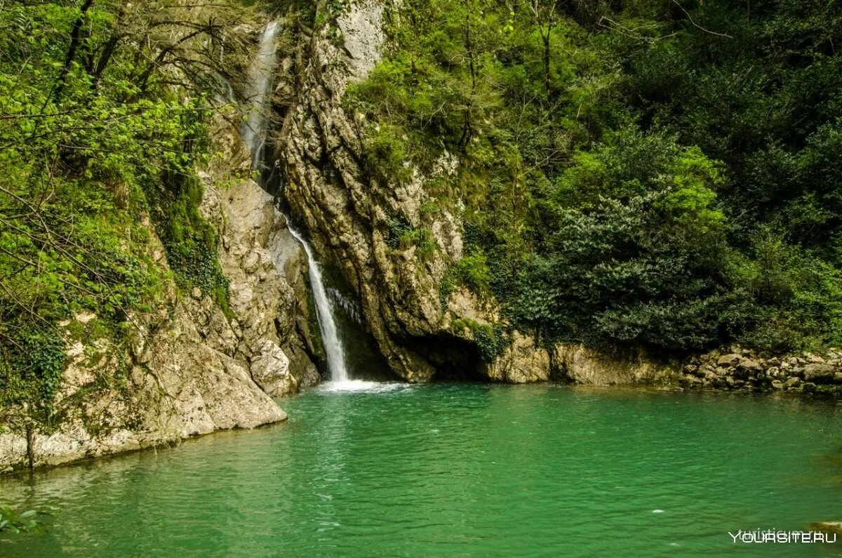 Агурские водопады краснодарский край. Агурский водопад Сочи. Агурское ущелье в Сочи. Агурские водопады Адлер. Агурское ущелье Чертова купель.