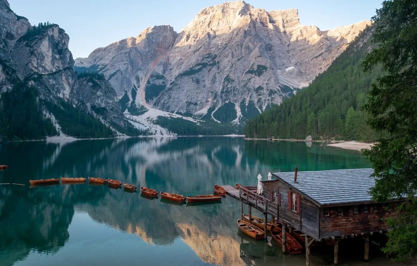 Картинка альп Италия Lago di Braies гора Природа Озеро