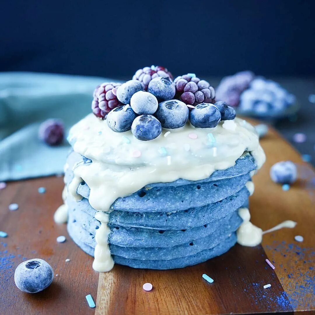 Синяя еда. Голубое пирожное. Голубые сладости. Синие вкусняшки. Голубой десерт.