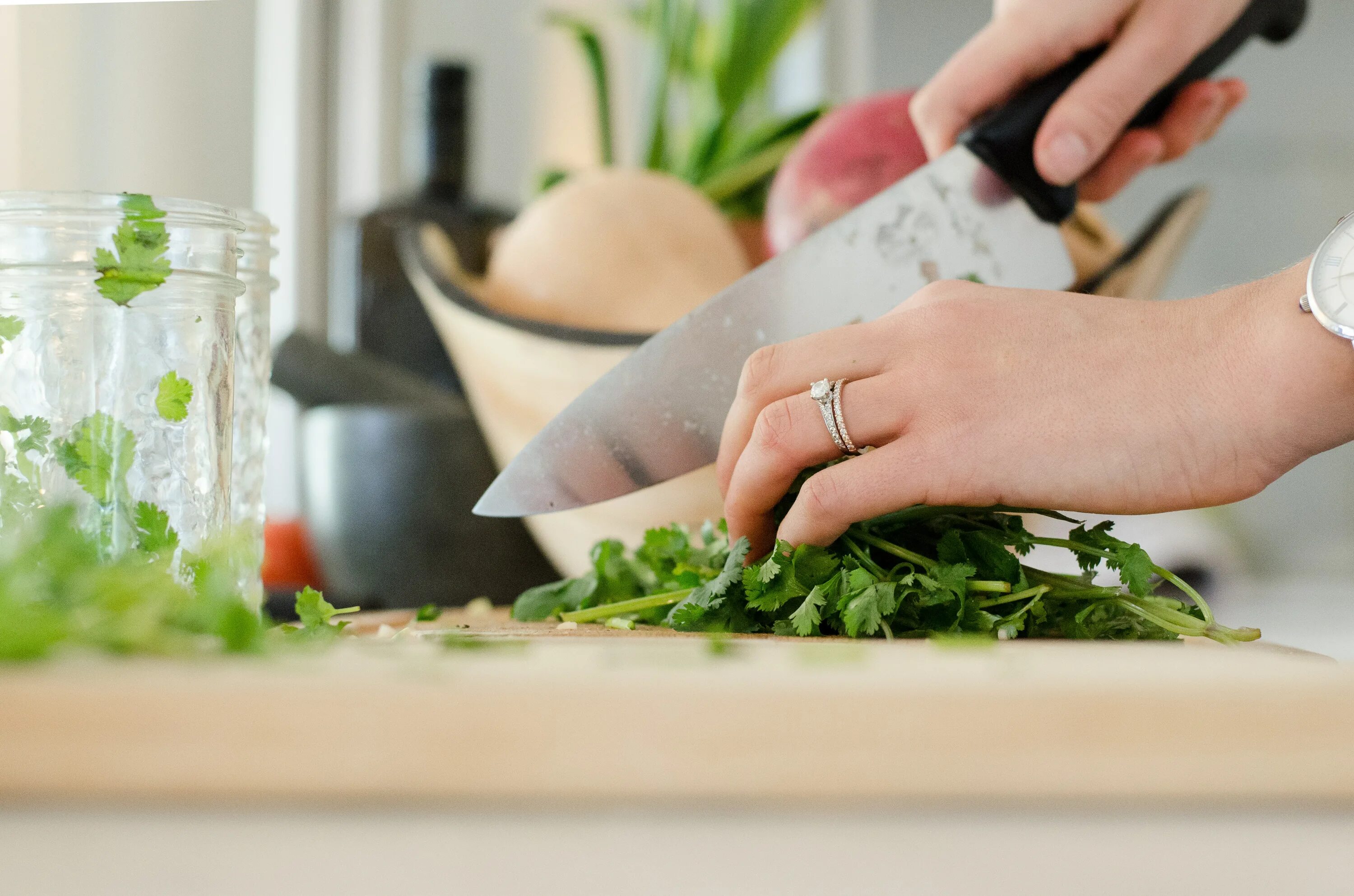 Chop vegetables. Нарезка зелени измельчитель. Польза протертых блюд. Вода для приготовления пищи. Нож для зелени фото.