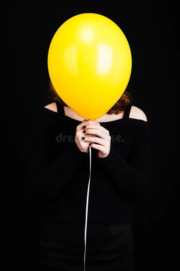 Девушка закрывает лицо шарами. Девушка с воздушными шарами закрывает лицо. Девушка закрывающая лицо шариком. Девушка с шарами и закрытым лицом.