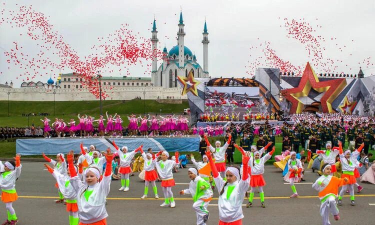 Какой будет май в казани. Празднование тысячелетия тысячелетие Казани. Казань праздник. Народные гуляния в Казани. Празднование 1000 летия Казани.