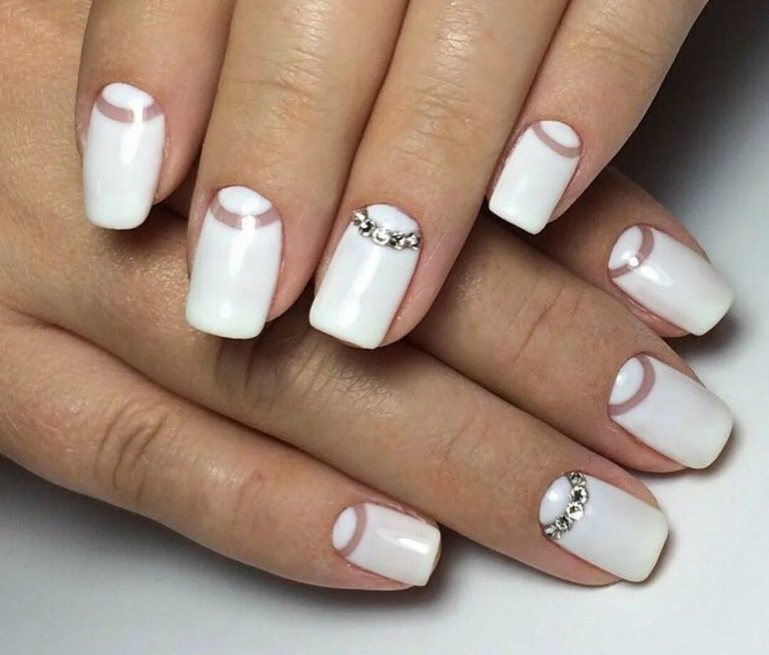 Белый маникюр. Маникюр с лунками. Красивые белые ногти. Белые лунки на ногтях.