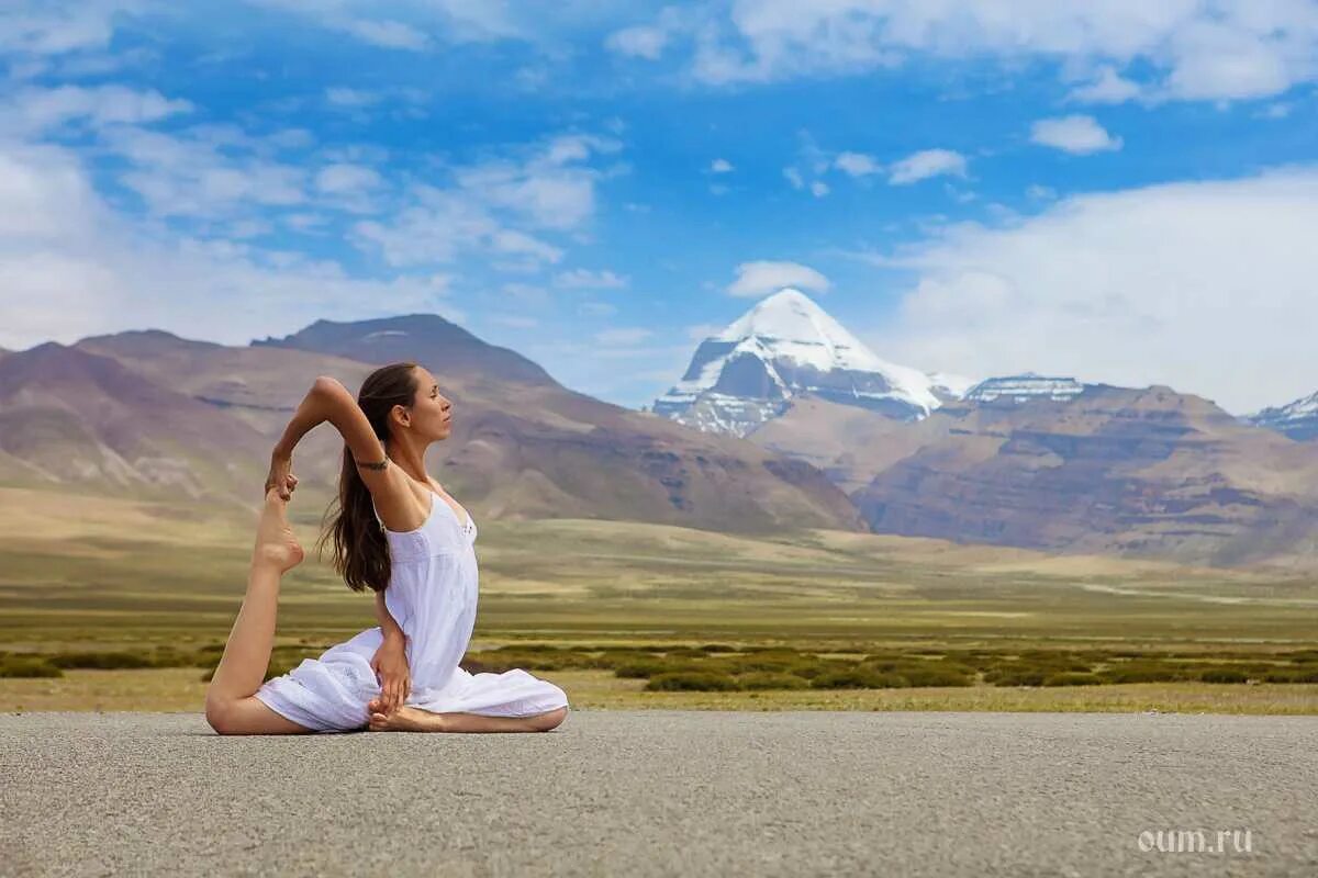 Что думает изменившая девушка. Йога исцеление. Женская сила йога. Позитивное мышление йога. Йога энергия.