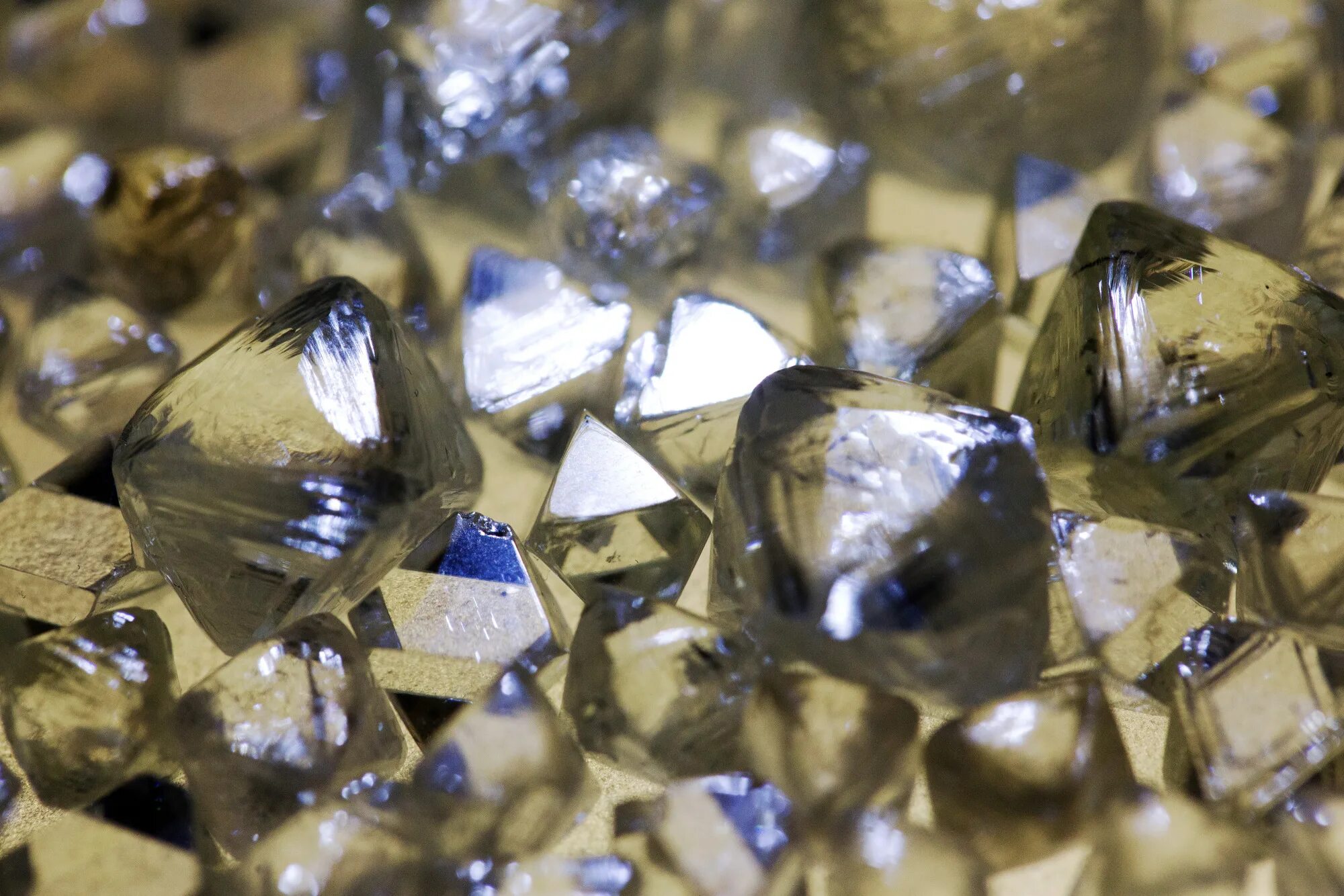 Алмаз какая порода. Алмаз неограненный камень. Алмазы в природе. Алмаз необработанный.