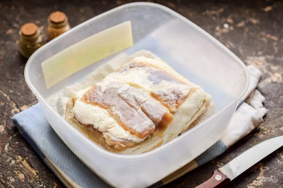 Сало соленое чесночный маринад\. Сало в трехлитровых банках. Сало впрок в морозилке. Соление сала в рассоле. Сало в рассоле.