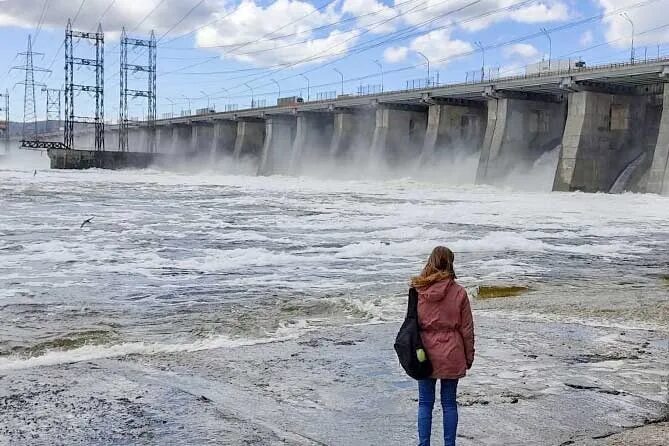 Сброс воды в волге. ГЭС Тольятти. ГЭС Тольятти Жигулевск. Водное ГЭС Тольятти. Плотина Тольятти.