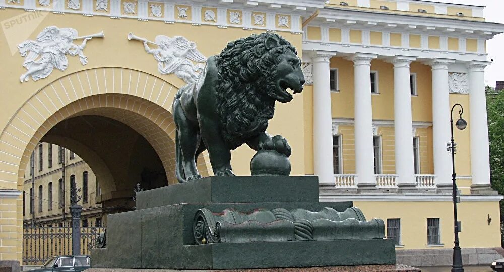 Адмиралтейский лев. Львы на адмиралтейской набережной. Адмиралтейство в санкт-петербурге львы на набережной. Львы дворцовой пристани спб. Львы на адмиралтейской набережной в санкт-петербурге.