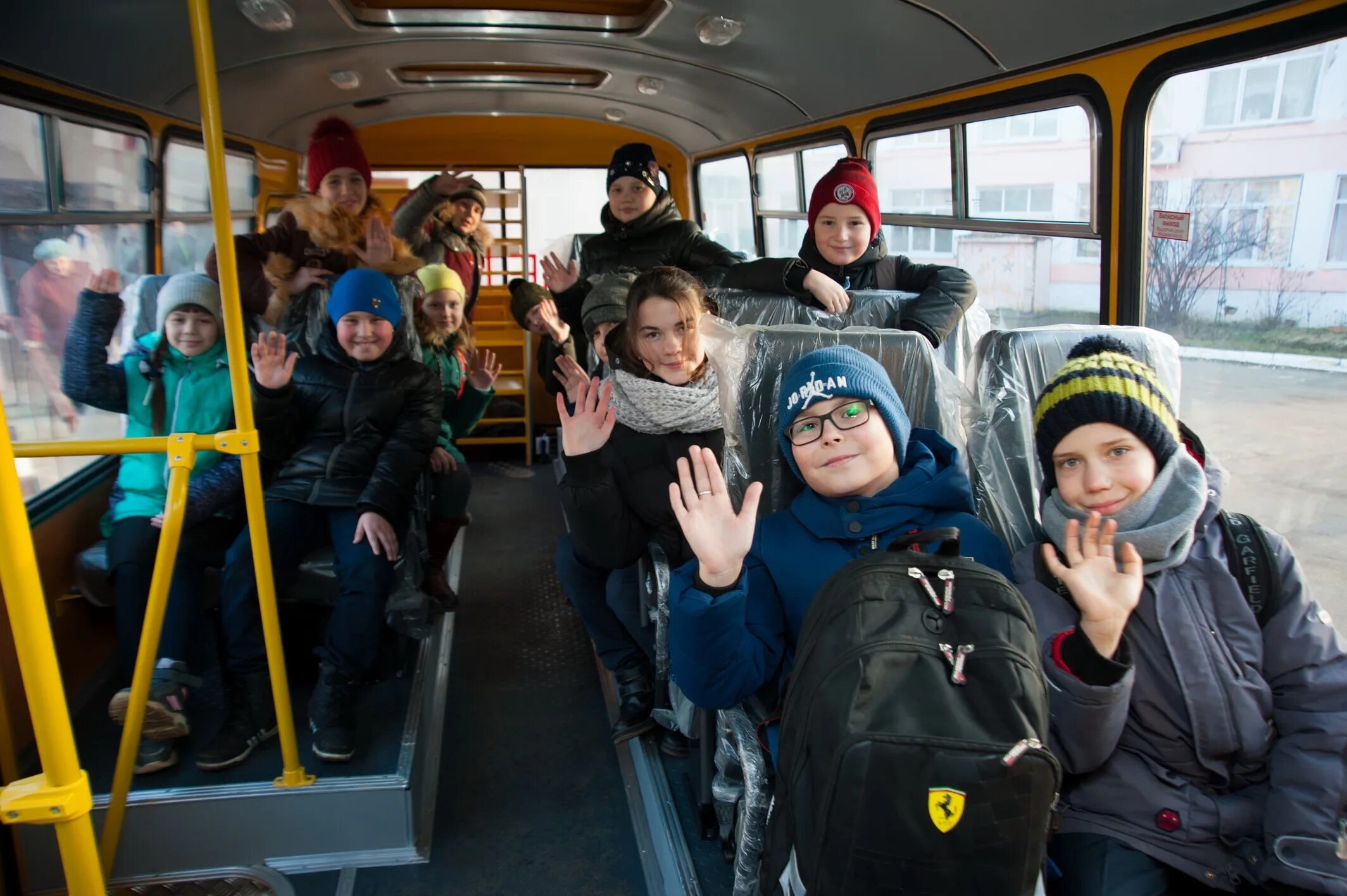 Добирается в школу на автобусе. Автобус для детей. школьники в автобусе. школьный автобус дети. автобус дети школьник.