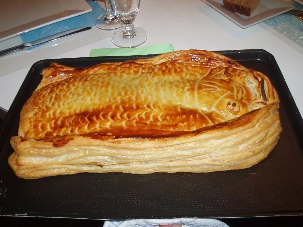 Слоеный рыбный пирог рецепты. Пирог с рыбой. Украшение рыбного пирога. Слоеный пирог с рыбой. Рыбник пирог.