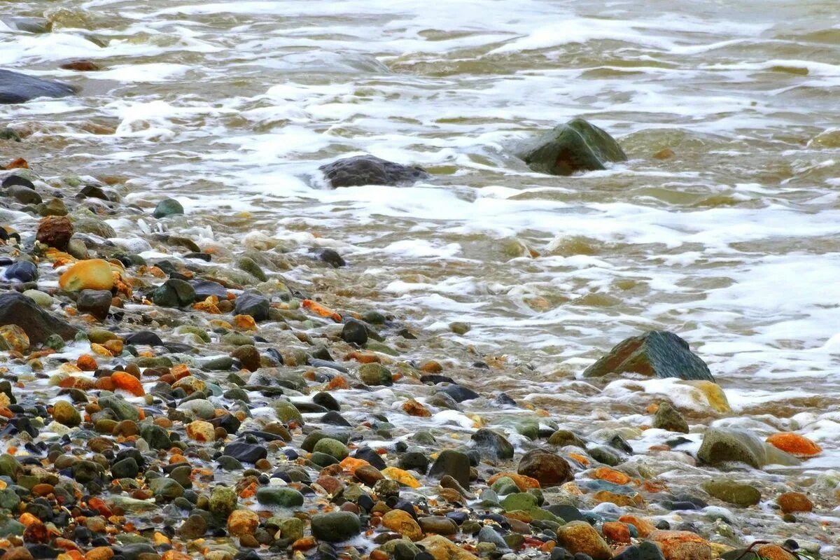 Вода в море янтарный калининградская. Балтийское море янтарь. балтийское море калининград янтарь. калининград море янтарь. камень янтарь балтийское море.