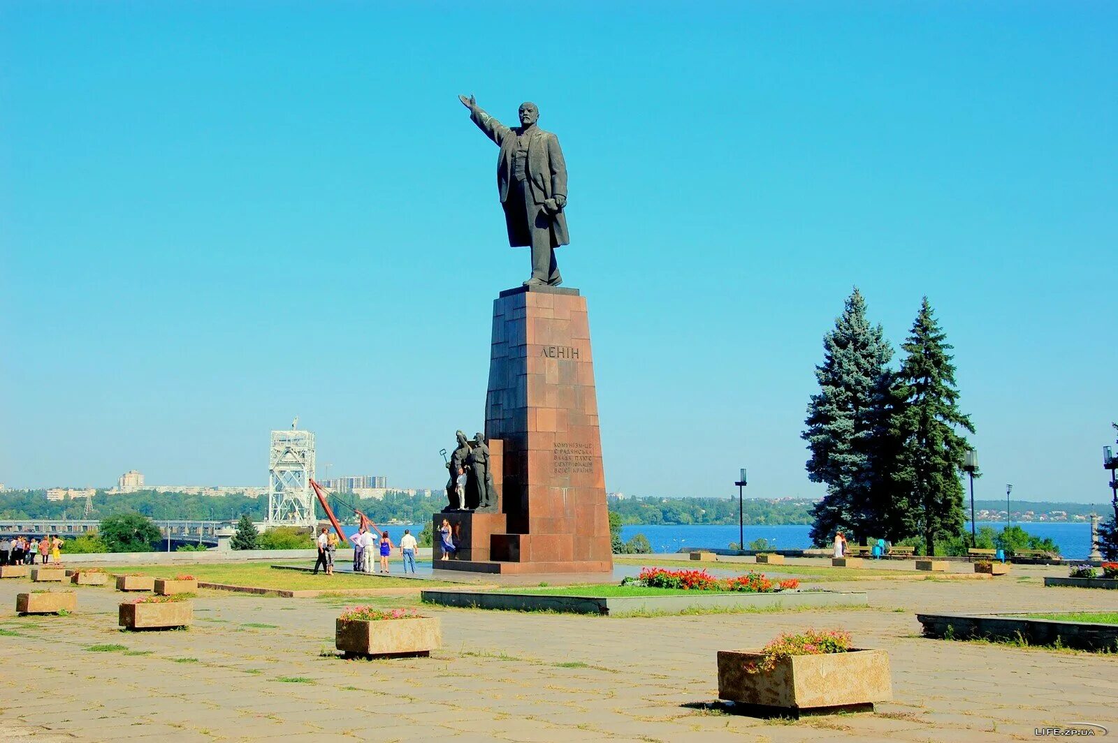 Днепрогэс памятник ленину. Запорожье памятник ленину днепрогэс. Запорожье проспект ленина. Запорожье памятник ленину днепрогэс. Памятник ленину в запорожье у днепрогэсса.