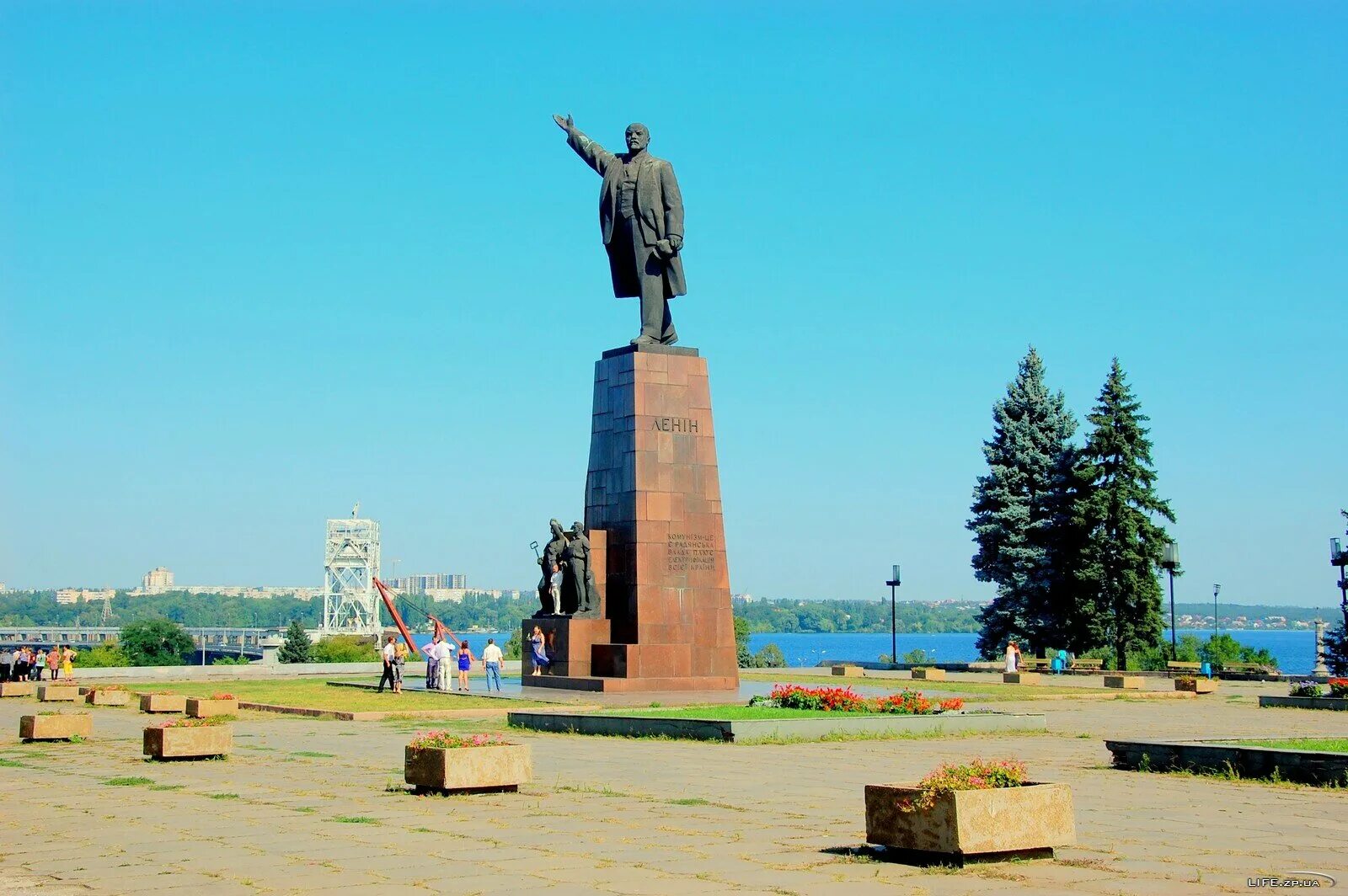 Дали запорожья. Памятник Ленину в Запорожье. Запорожье площадь Ленина. Ленин в Запорожье. ДНЕПРОГЭС памятник Ленину.