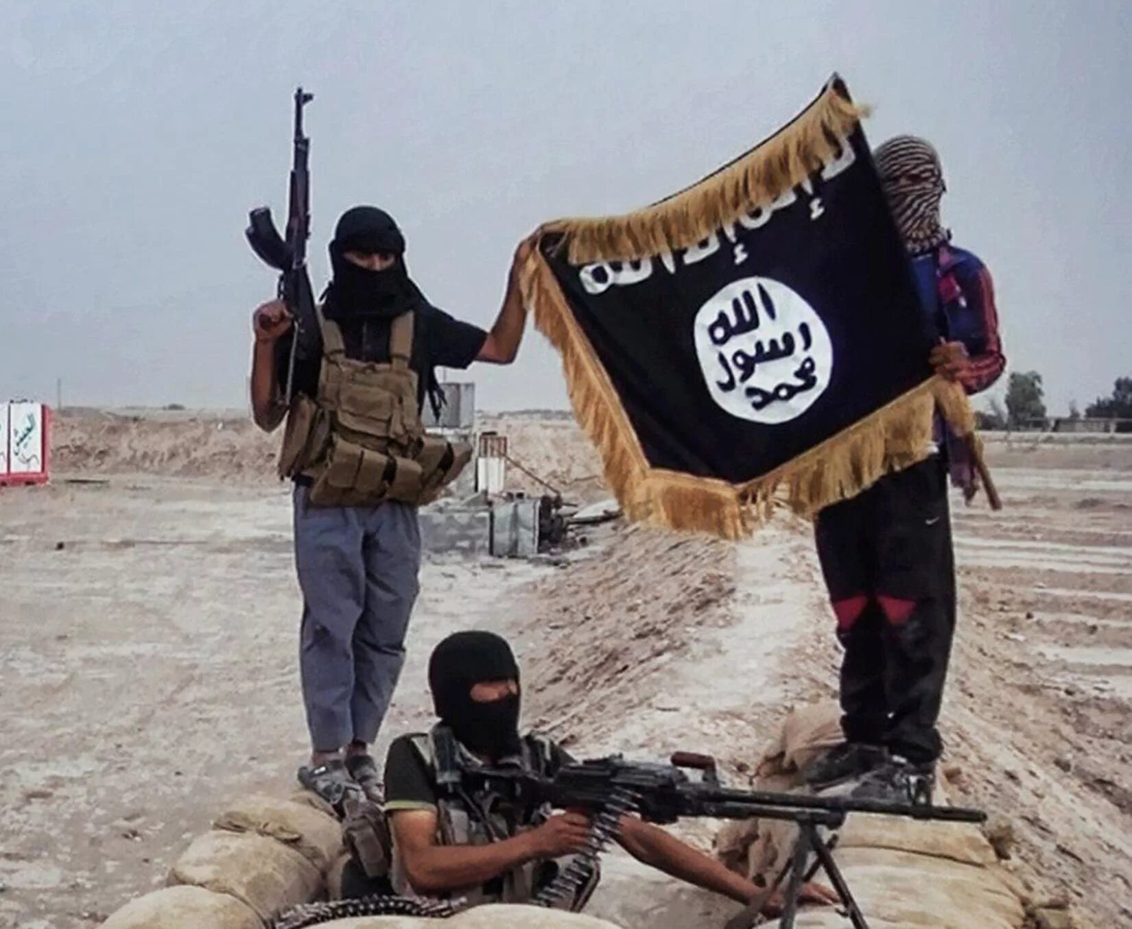 Фото террористов на фоне флага игил. Флаг террористов ИГИЛ. Исламское государство Ирак.