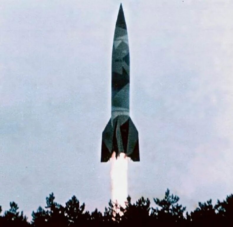 Крылатые ракеты германии. ФАУ-2 баллистическая ракета. Немецкая ракета ФАУ-2. ФАУ 1 ФАУ 2 Германия. ФАУ-1 баллистическая ракета.