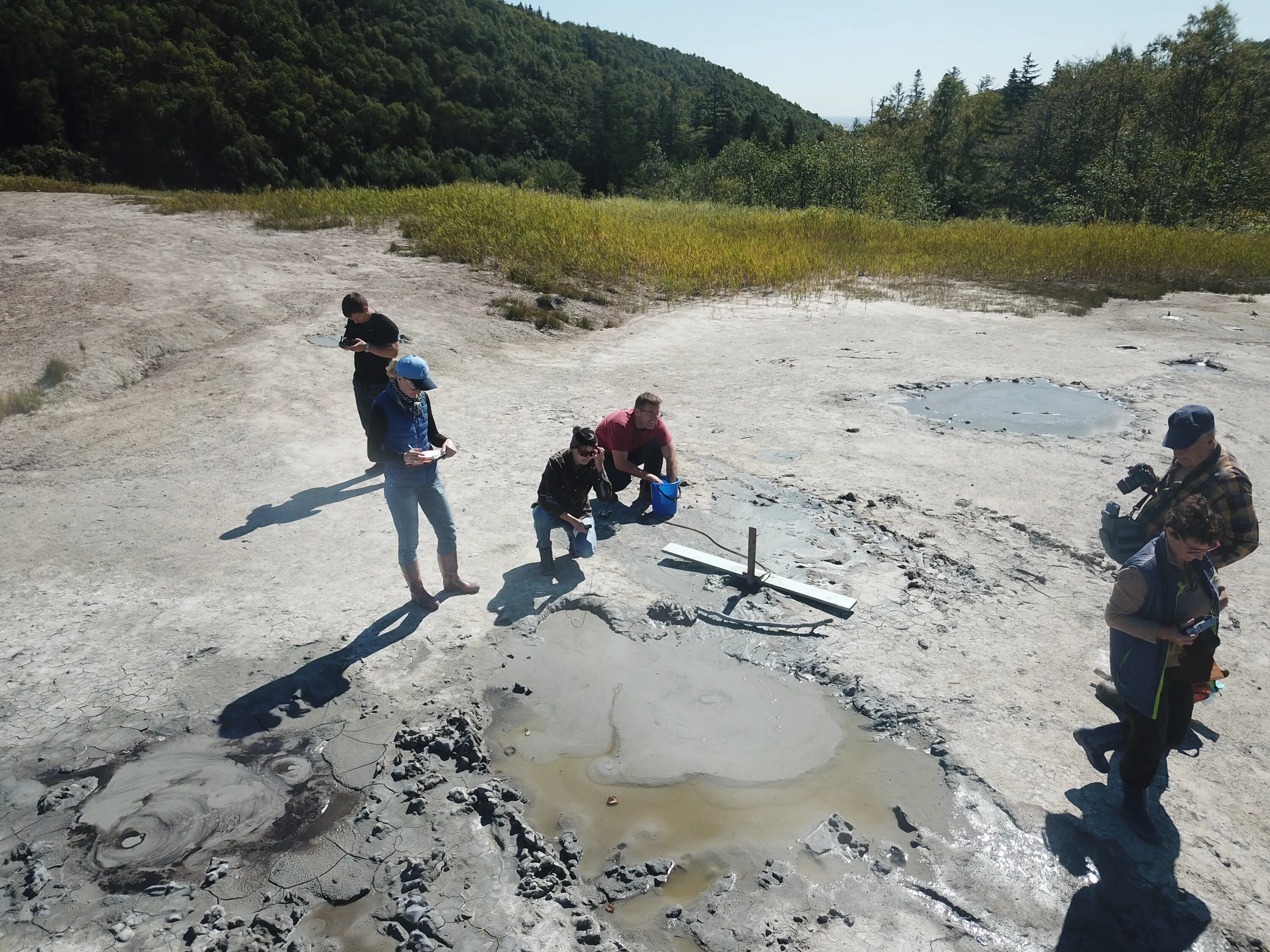 Грязевой вулкан сахалин. Южно-сахалинский грязевой вулкан. Грязевой вулкан мангустан сахалин. Южно-сахалинский грязевой вулкан. Южно-сахалинский грязевой вулкан.