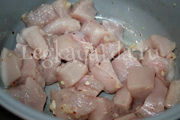 Сколько тушить куриную грудку кусочками на сковороде. Куриная грудка тушённаяна сковороде. как потушить филе грудки на сковороде. как потушить грудку куриную в сковороде. сколько тушить грудку курицы.