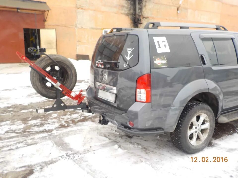 Ниссан патфайндер запаска. Ключ для запаски на nissan pathfinder. Ниссан х-трейл запаска. Калитка запаски ниссан патфайндер. Колесо nissan pathfinder r51.