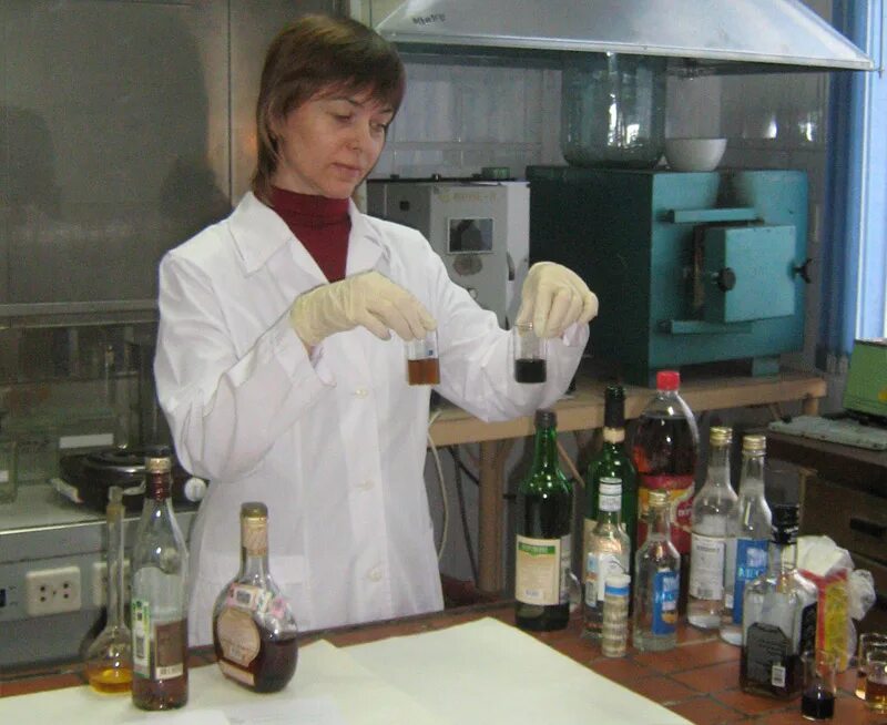 Исследование спиртосодержащей продукции. Лаборатория алкоголь. Экспертиза алкоголя. Экспертиза спиртосодержащих жидкостей. Судебная экспертиза спиртосодержащих жидкостей.