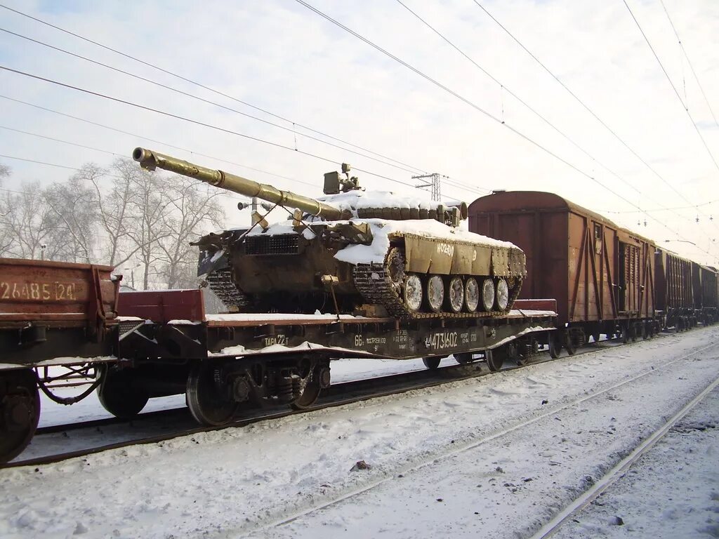 Железнодорожные перевозки военной. Вагон для перевозки техники. Вагоны для перевозки военной техники. Вагон для перевозки негабаритных грузов. ЖД платформа для перевозки техники.